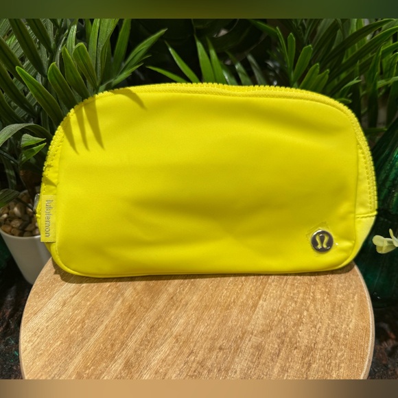lululemon athletica Handbags - LAST ONE! Lululemon Everywhere Belt extended waistband (NWT) 🌼🍋 Daisy Glow